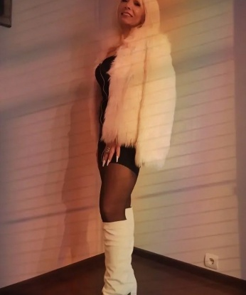 Искусная фея с огоньком в глазах и нежными руками приглашает в гости состоятельного джентльмена. Буду твоей сладкой малышкой или строгой госпожой - выбор за тобой. Удовольствие гарантировано! 6245, 42 года